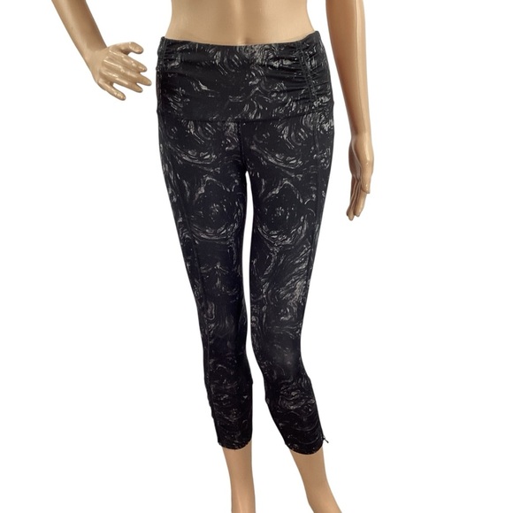lululemon athletica Pants - Lululemon Runday Crop *Full-On Luxtreme Arsenal Ambient Grey Black Size 6